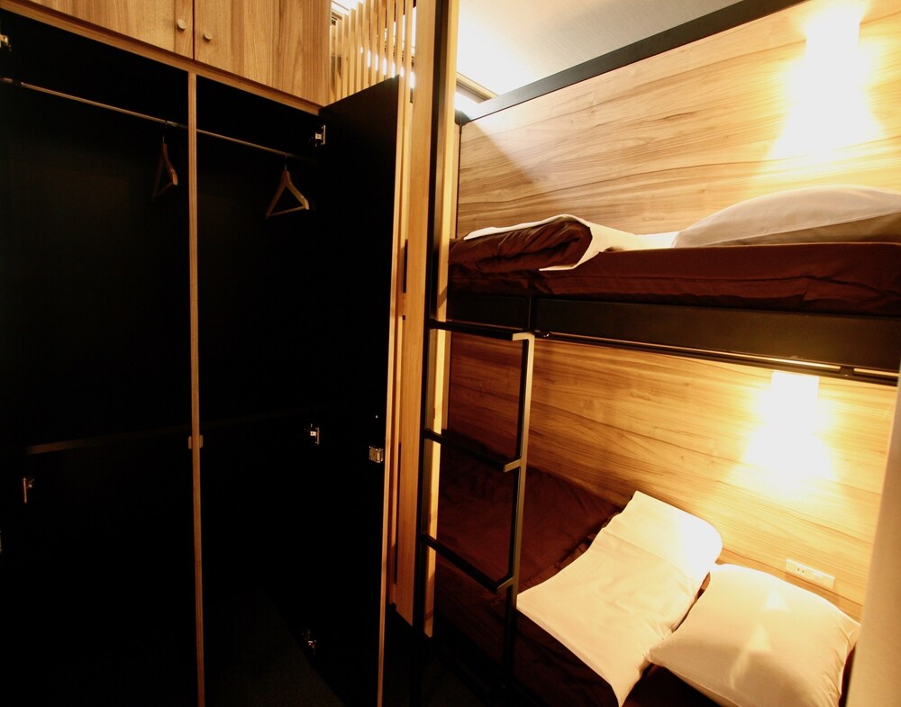 半個室ドミトリールーム (2名まとめて予約) (21時前のチェックイン） 客室5 | 難波ゲストハウスハイブ