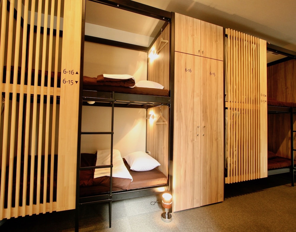 ドミトリールーム 男女共用 ベッド2台 大人22〜26名（21時前のチェックイン） 客室3 | 難波ゲストハウスハイブ