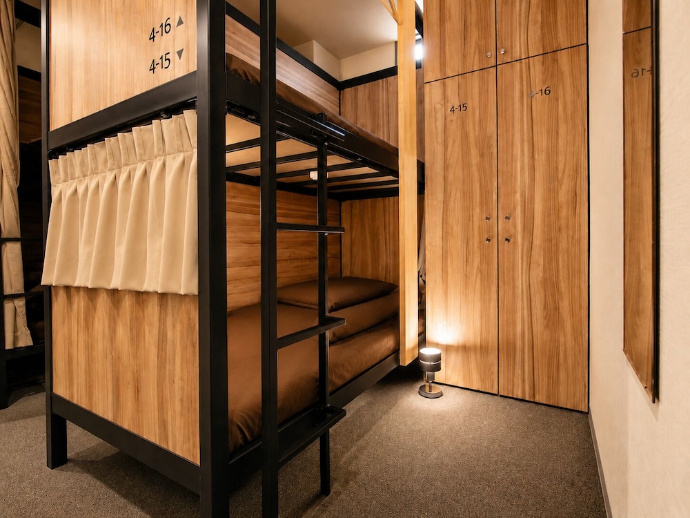 ドミトリールーム 男女共用 ベッド2台 大人22〜26名（21時前のチェックイン） 客室13 | 難波ゲストハウスハイブ