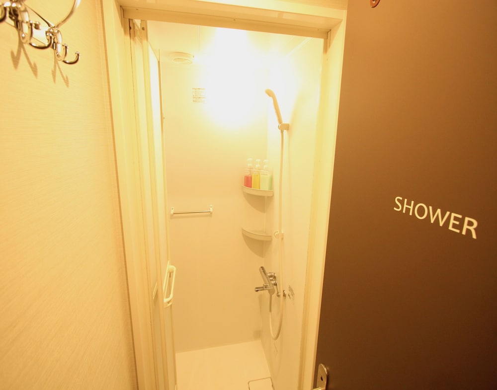 ドミトリールーム 男女共用 ベッド2台 大人22〜26名（21時前のチェックイン） バスルームのシャワー0 | 難波ゲストハウスハイブ