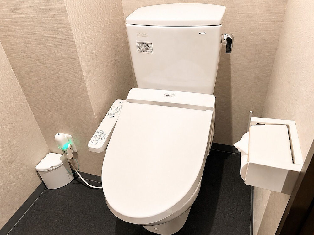 ドミトリールーム 男女共用 ベッド2台 大人22〜26名（21時前のチェックイン） バスルーム7 | 難波ゲストハウスハイブ