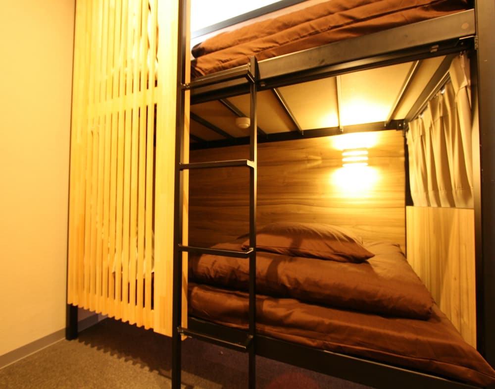 ドミトリールーム 男女共用 ベッド2台 大人22〜26名（21時前のチェックイン） | 難波ゲストハウスハイブ