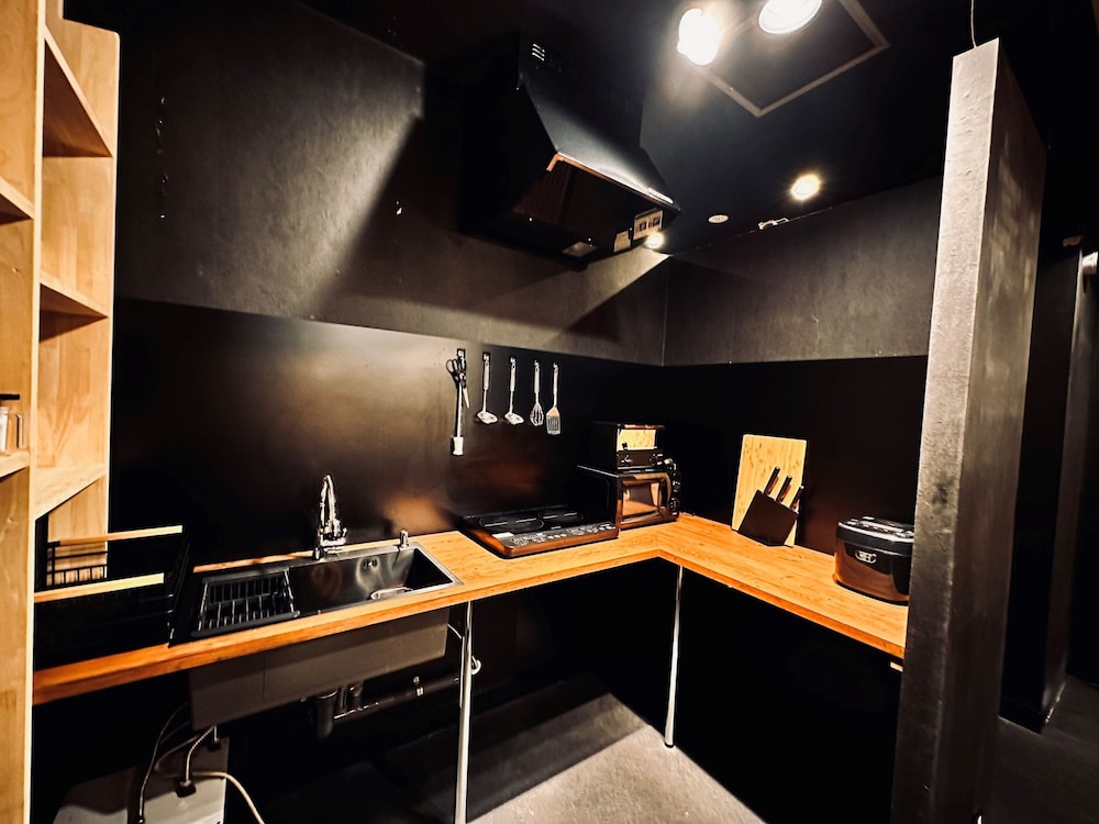 共用キッチン設備1 | 難波ゲストハウスハイブ