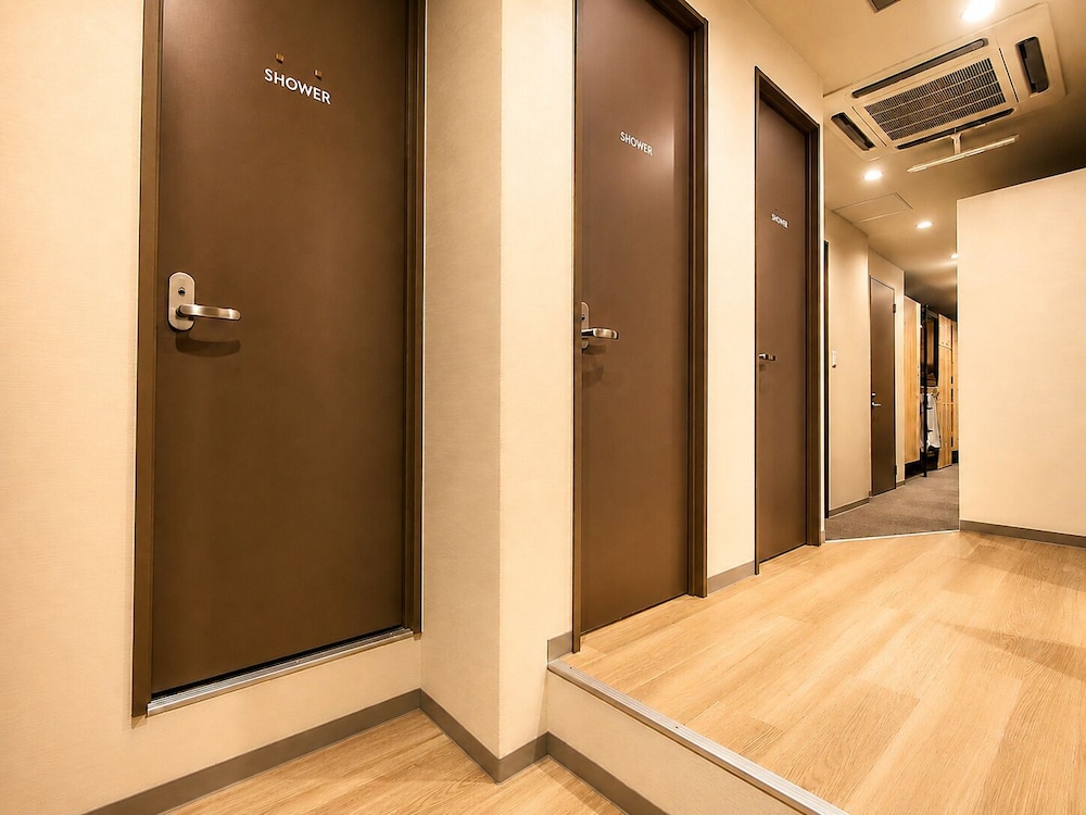 ドミトリールーム 男女共用 ベッド2台 大人22〜26名（21時前のチェックイン） バスルーム1 | 難波ゲストハウスハイブ