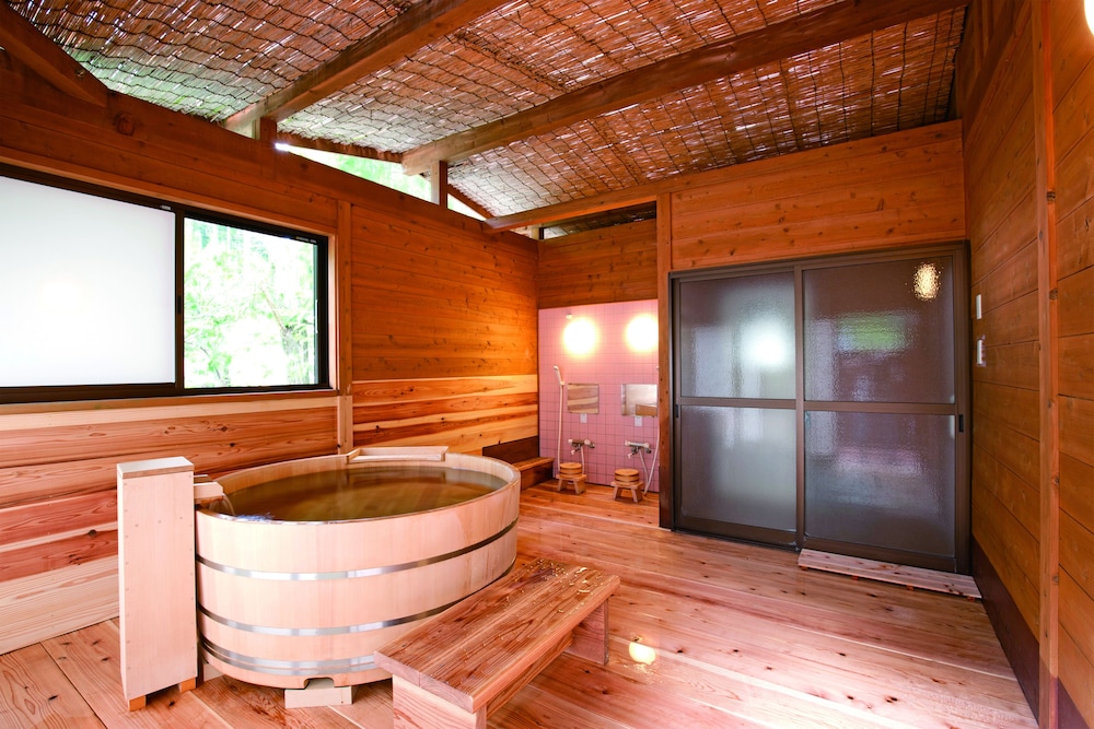 癒し風呂付コテージ タイプD (305) 檜風呂付 バスルーム0 | たまゆらの里