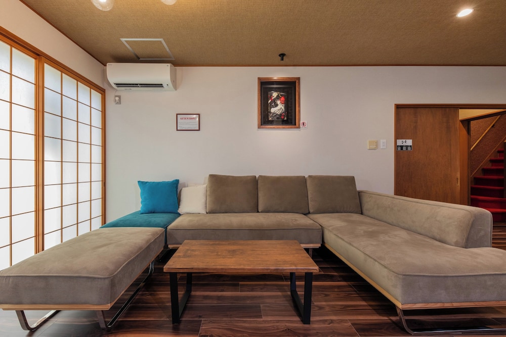 エクスクルーシブ タウンホーム リビング エリア1 | Shiki Homes 真心