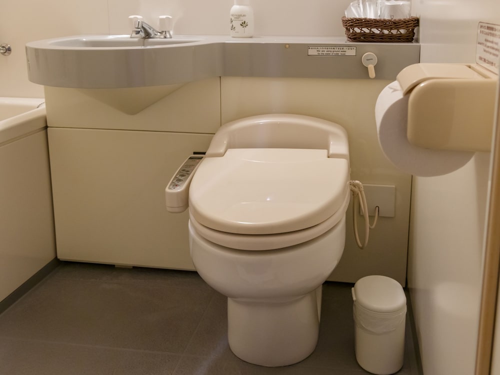 【喫煙】セミダブル14㎡(本館ステーションウィング) バスルーム1 | ホテル アザット 那覇