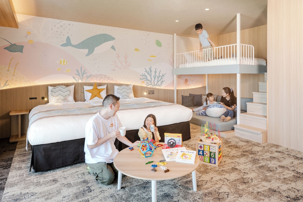 ［リニューアル］パノラマプレミアファミリールーム (禁煙) 客室1 | 伊良湖オーシャンリゾート