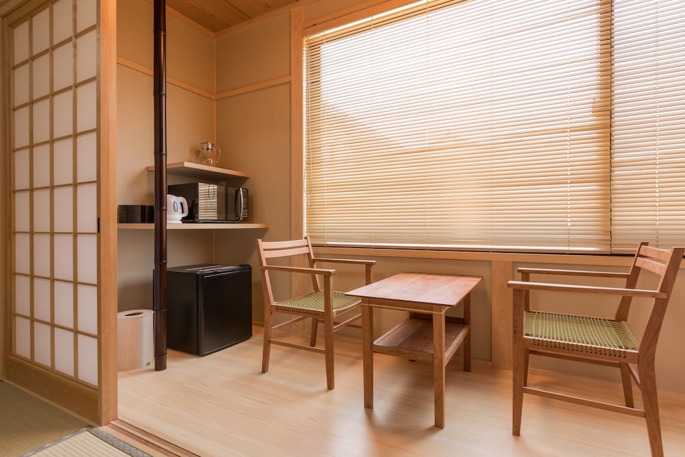 別館 和室 (トイレ･バスルーム付) (布団5式) 客室内のダイニングエリア0 | ラシーヌホーム 針江