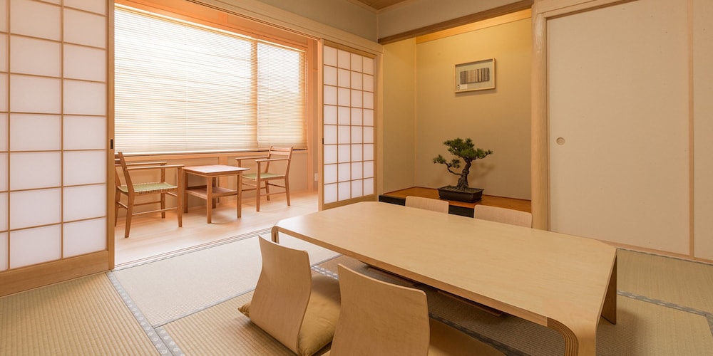 別館 和室 (トイレ･バスルーム付) (布団5式) 客室3 | ラシーヌホーム 針江