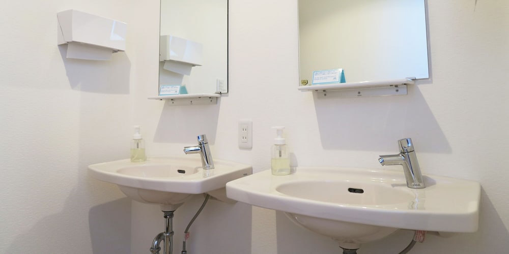 本館 和室 (共同トイレ･バスルーム) 　(布団5式) 共用バスルーム0 | ラシーヌホーム 針江