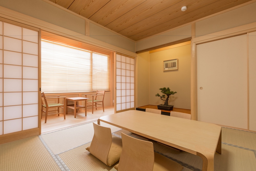 別館 和室 (トイレ･バスルーム付) (布団5式) 客室内のダイニングエリア1 | ラシーヌホーム 針江