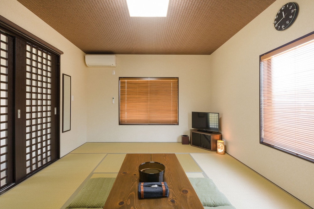 本館 和室 (共同トイレ･バスルーム) 　(布団5式) リビング エリア0 | ラシーヌホーム 針江