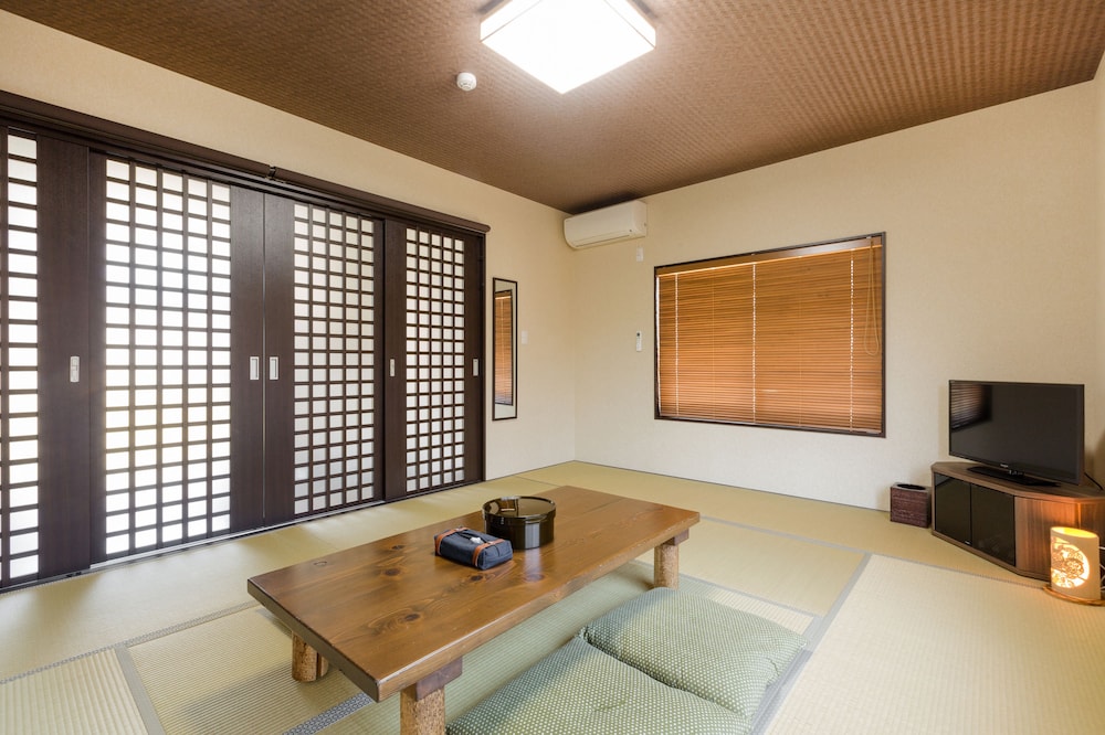 本館 和室 (共同トイレ･バスルーム) 　(布団5式) 客室4 | ラシーヌホーム 針江