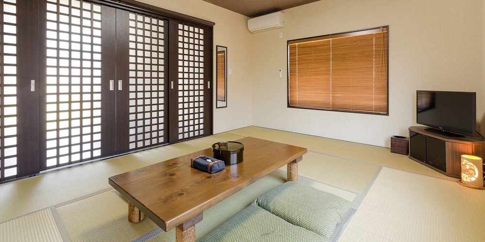 本館 和室 (共同トイレ･バスルーム) 　(布団5式) | ラシーヌホーム 針江