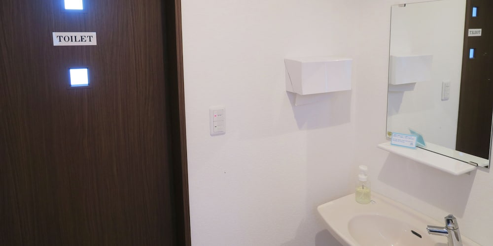 本館 和室 (共同トイレ･バスルーム) 　(布団5式) 共用バスルーム1 | ラシーヌホーム 針江