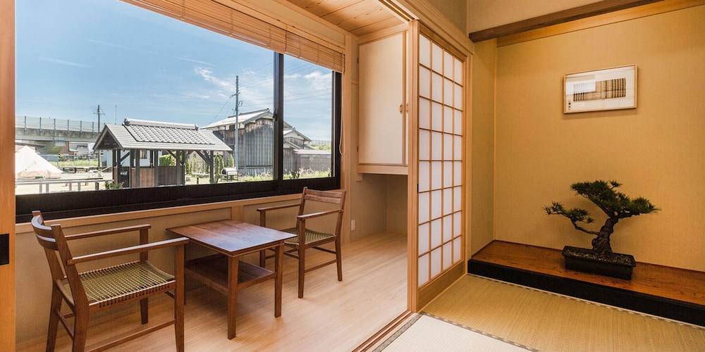 別館 和室 (トイレ･バスルーム付) (布団5式) | ラシーヌホーム 針江