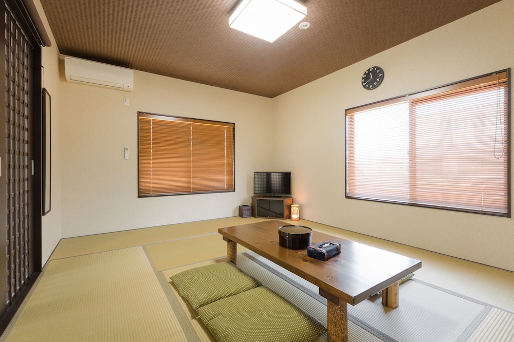 本館 和室 (共同トイレ･バスルーム) 　(布団5式) 客室内のダイニングエリア0 | ラシーヌホーム 針江