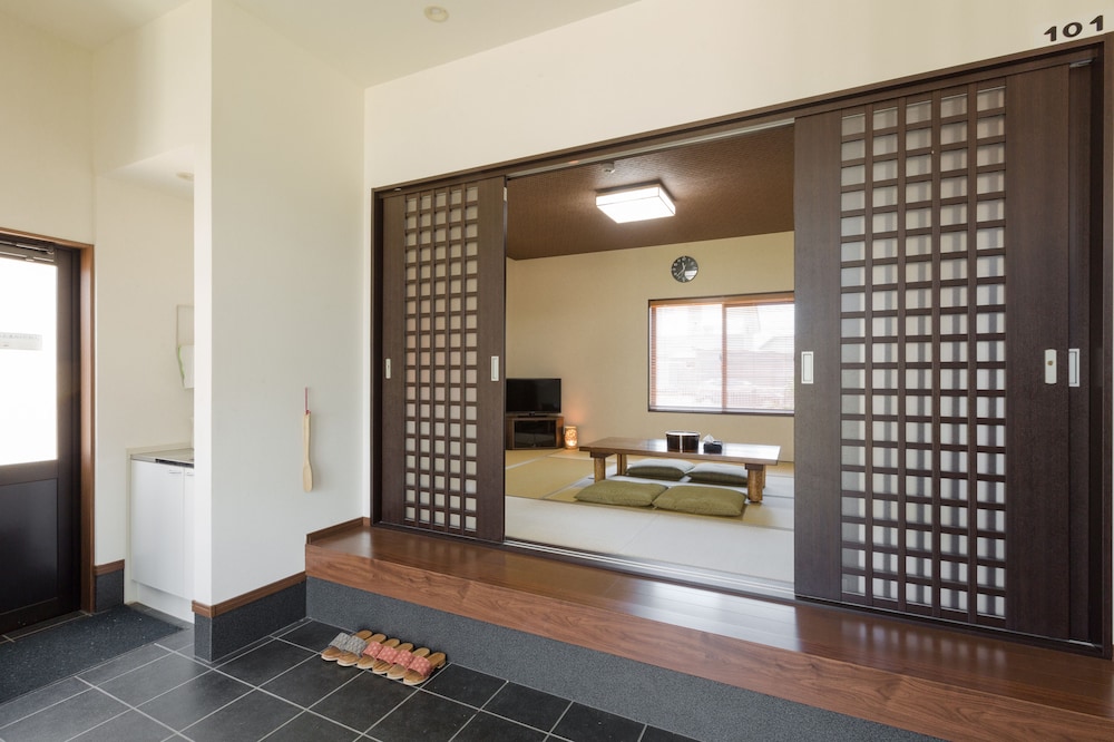 本館 和室 (共同トイレ･バスルーム) 　(布団5式) 客室3 | ラシーヌホーム 針江