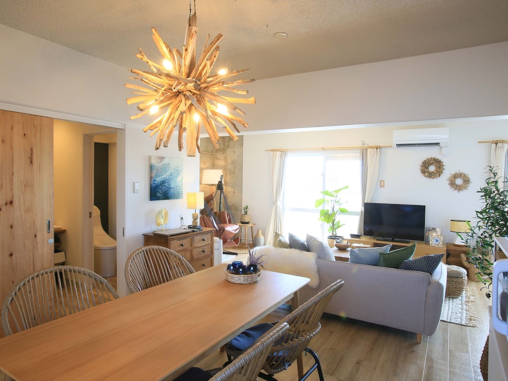 琉球リビング 客室内のダイニングエリア2 | スカイククル石垣島