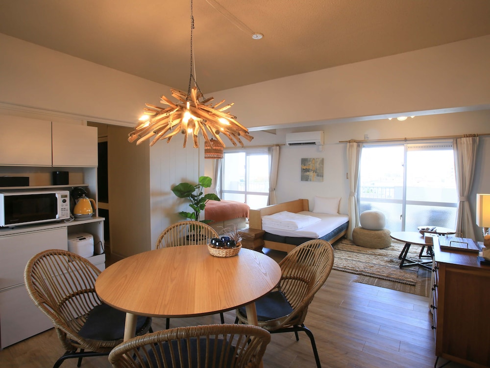 オーシャンリビング 客室内のダイニングエリア7 | スカイククル石垣島