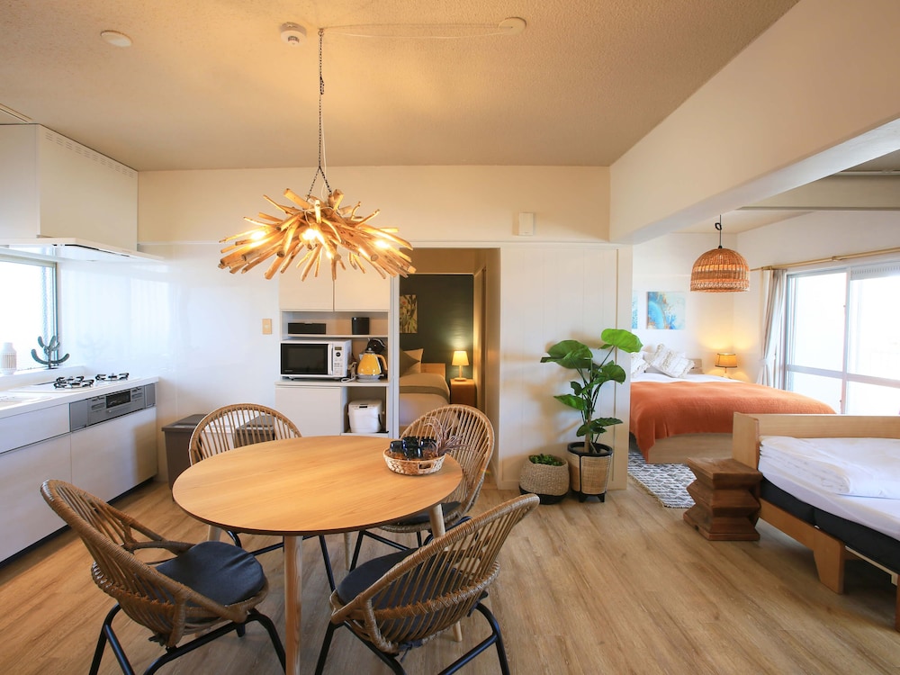 オーシャンリビング 客室内のダイニングエリア4 | スカイククル石垣島