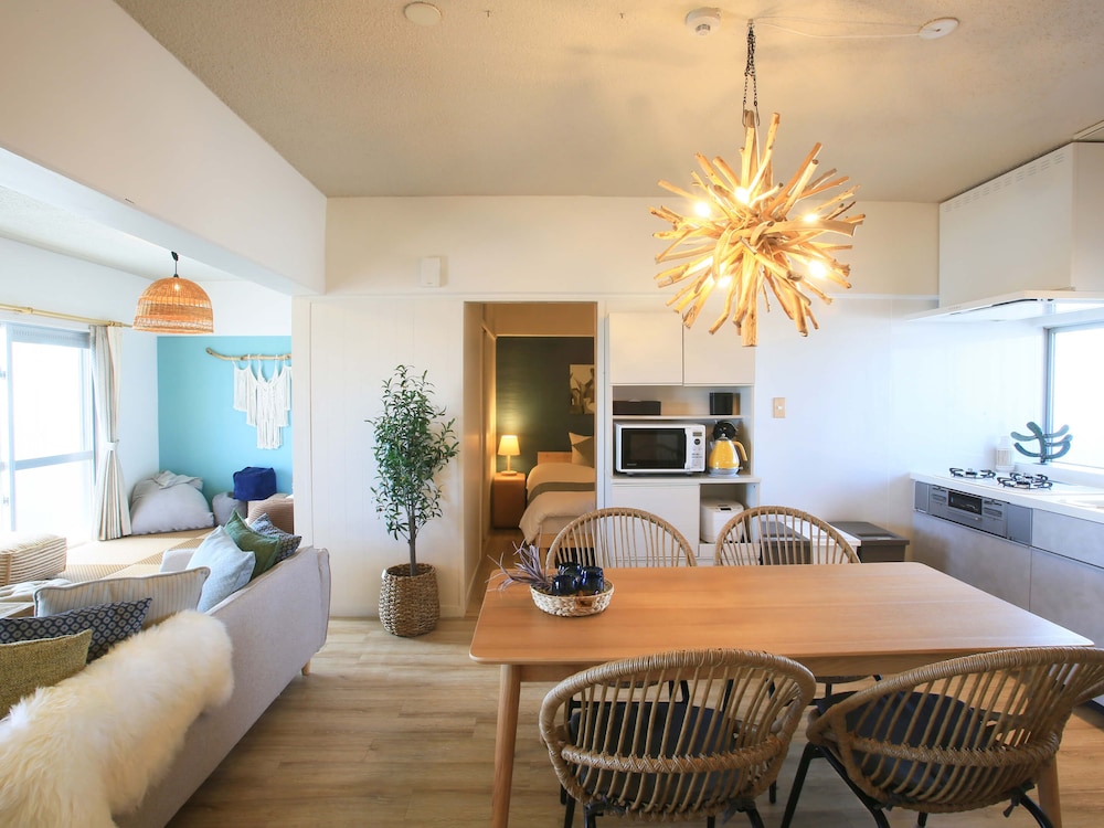 琉球リビング 客室内のダイニングエリア1 | スカイククル石垣島