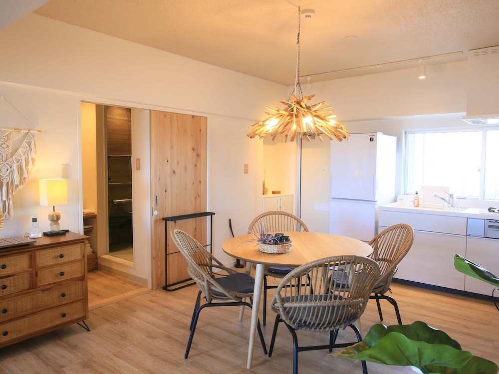 オーシャンリビング 客室内のダイニングエリア0 | スカイククル石垣島