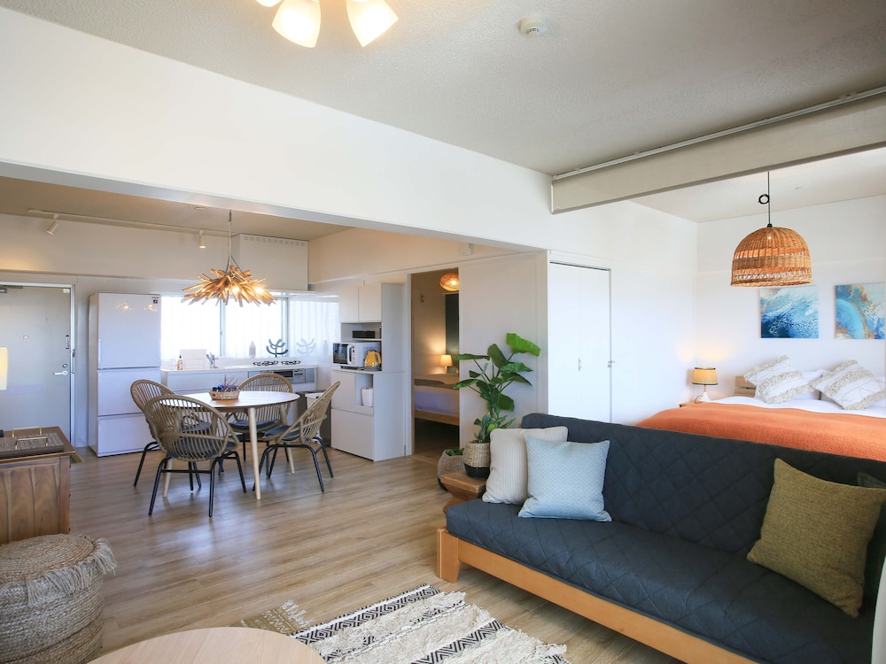 オーシャンリビング 客室内のダイニングエリア3 | スカイククル石垣島