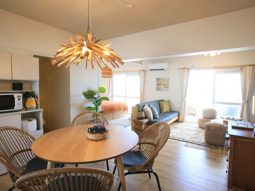 オーシャンリビング 客室内のダイニングエリア8 | スカイククル石垣島