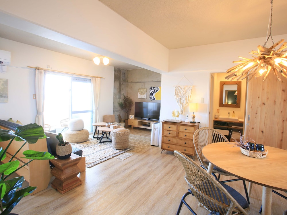 オーシャンリビング 客室内のダイニングエリア5 | スカイククル石垣島