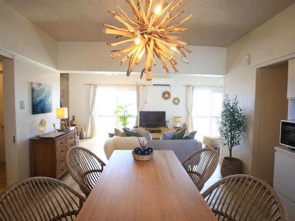 琉球リビング 客室内のダイニングエリア6 | スカイククル石垣島