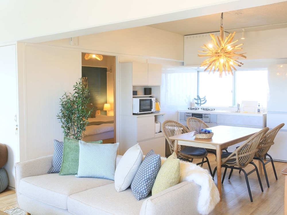 琉球リビング 客室内のダイニングエリア5 | スカイククル石垣島