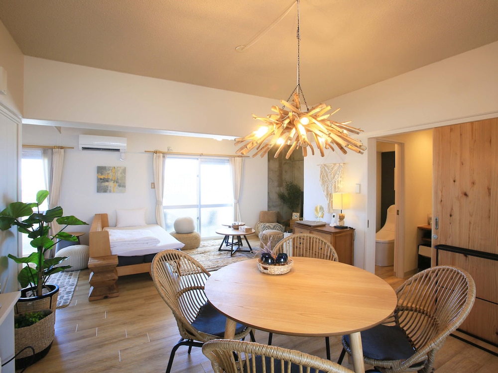 オーシャンリビング 客室内のダイニングエリア2 | スカイククル石垣島