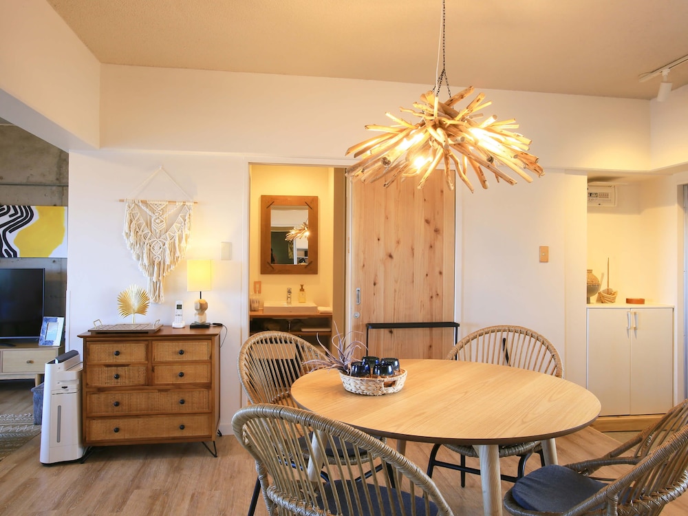 オーシャンリビング 客室内のダイニングエリア6 | スカイククル石垣島