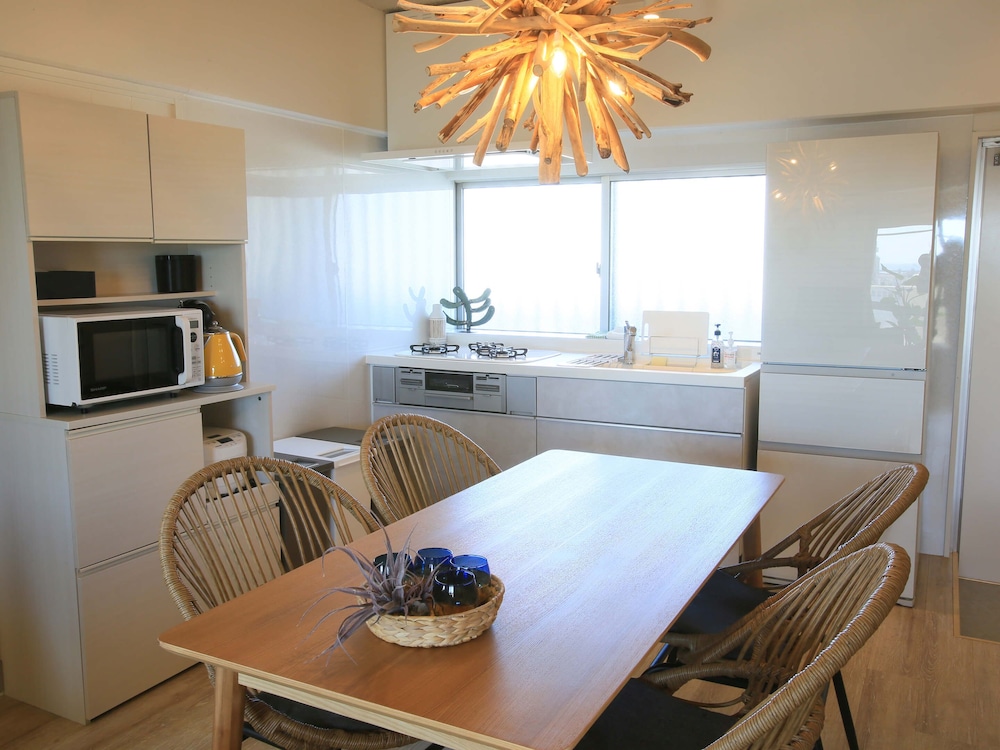 琉球リビング 客室内のダイニングエリア4 | スカイククル石垣島