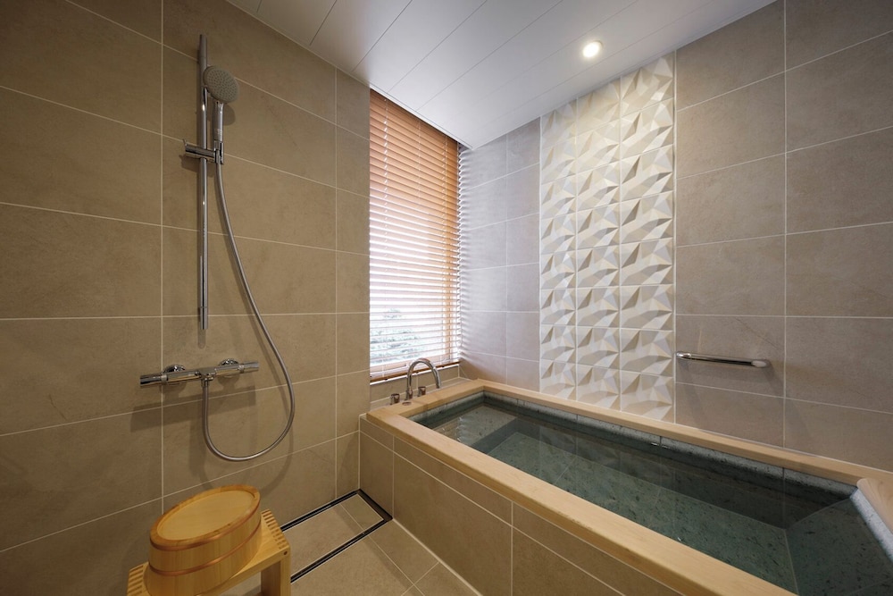 花香路スイート(100.8 sqm) バスルーム1 | 高輪 花香路、スモール・ラグジュアリー・ホテルズ・オブ・ザ・ワールド加盟