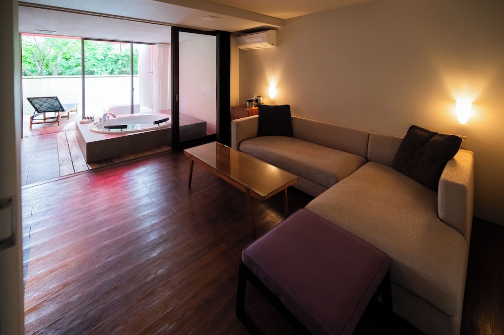 離れスイート ダブルルーム 客室1 | リゾートホテル モアナコースト