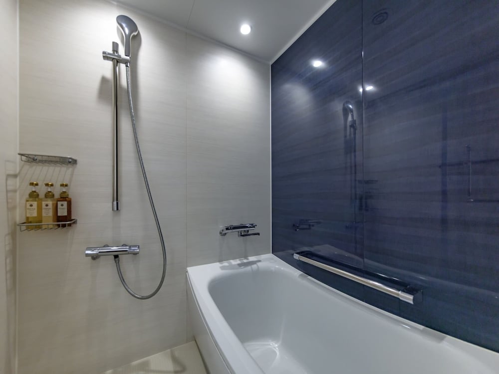 ファミリー ルーム バスルーム1 | JR九州ホテル ブラッサム那覇