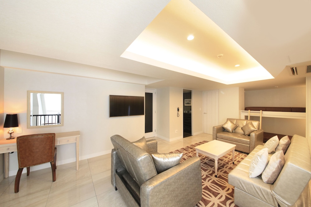 ペントハウスメゾネットファミリースイートルーム 禁煙 (セミダブルベッド2台)<大人3名様よりエクストラベッドをご用意> リビング エリア2 | ザ・センチュリオンホテル クラシック赤坂