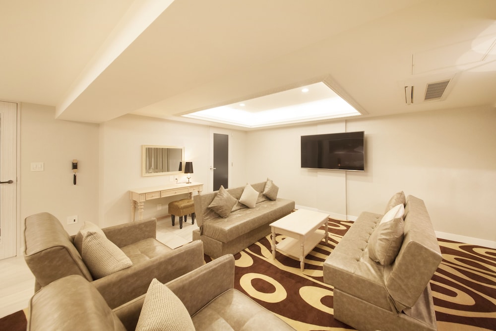 ザ・AKASAKA スイート 禁煙 (キングベッド2台) リビング エリア1 | ザ・センチュリオンホテル クラシック赤坂