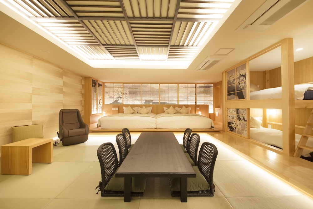 プレミアムファミリー和スイートルーム 禁煙 (キングベッド2台) 客室内のダイニングエリア0 | ザ・センチュリオンホテル クラシック赤坂