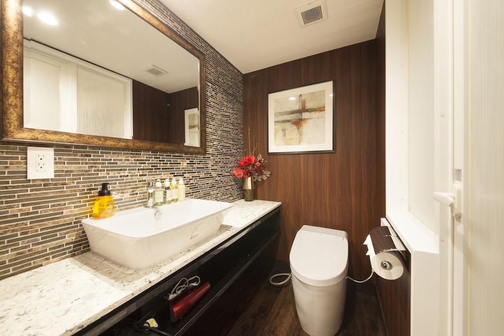 スーペリア ダブルルーム 禁煙 (キングベッド1台)<大人3名様よりエクストラベッドをご用意> バスルーム2 | ザ・センチュリオンホテル クラシック赤坂