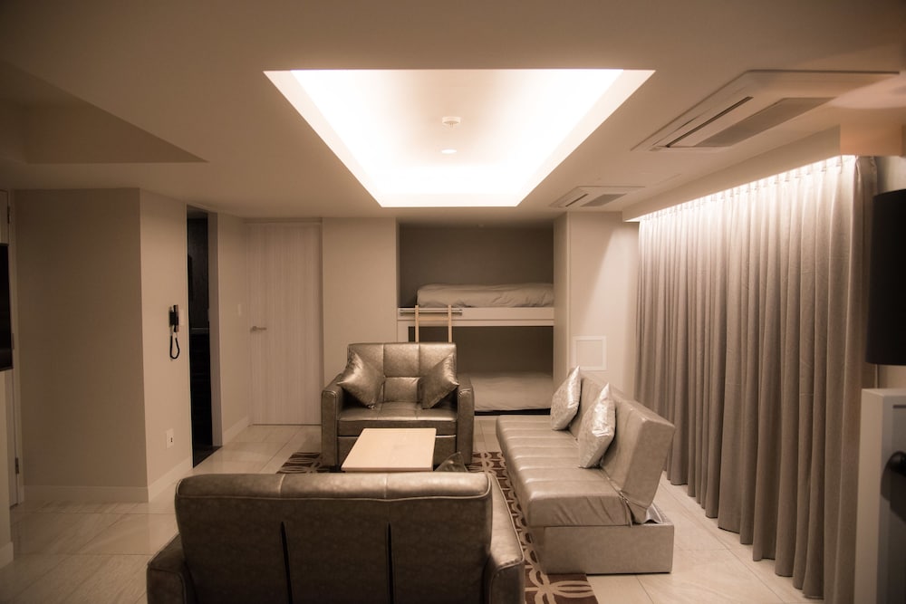 ペントハウスメゾネットファミリースイートルーム 禁煙 (セミダブルベッド2台)<大人3名様よりエクストラベッドをご用意> リビング エリア1 | ザ・センチュリオンホテル クラシック赤坂