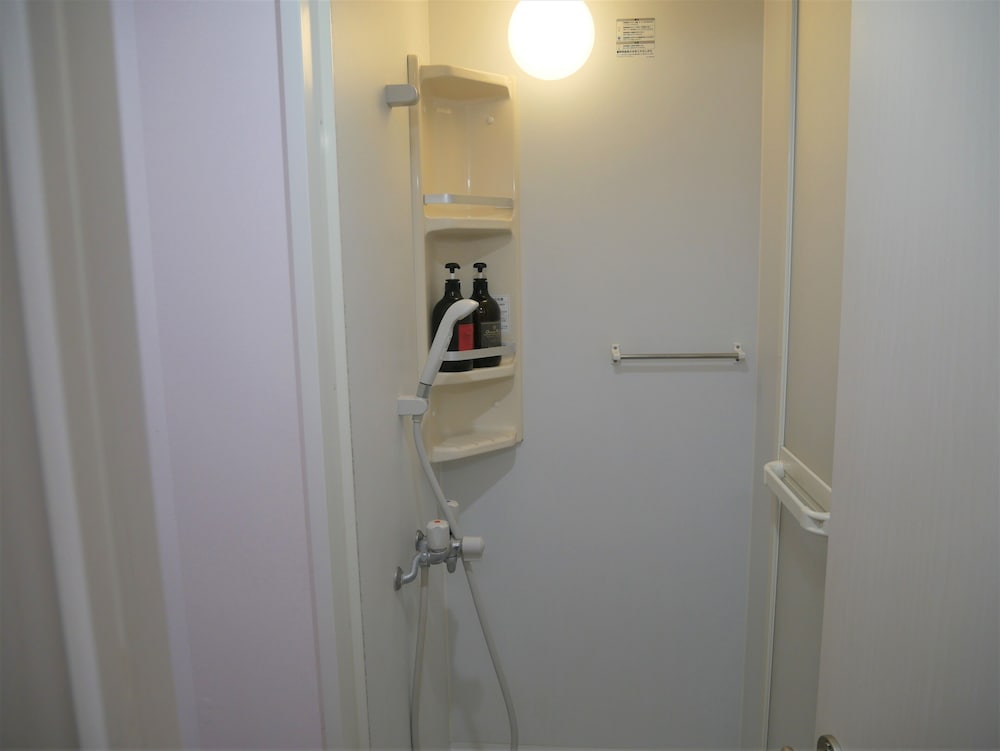 和室 2名利用 共有バスルーム 客室1 | サクラホテル日暮里