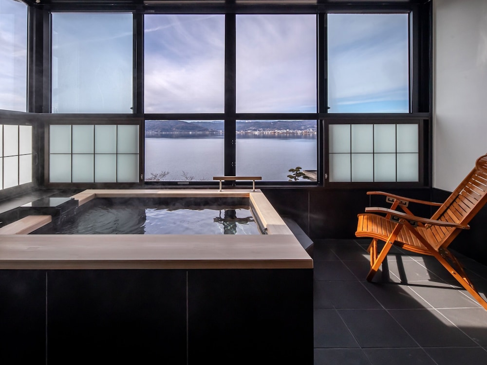 露天風呂付客室ワイドタイプ３階３０１号室 バスルーム1 | 寛ぎの諏訪の湯宿 萃 sui- 諏訪湖