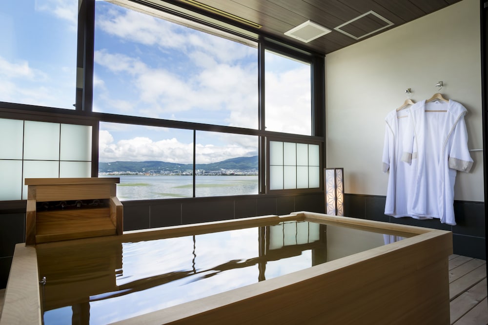 露天風呂付客室ワイドタイプ４階４０１号室 深めの浴槽0 | 寛ぎの諏訪の湯宿 萃 sui- 諏訪湖