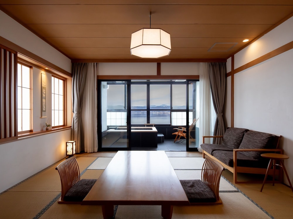 露天風呂付客室ワイドタイプ３階３０１号室 客室3 | 寛ぎの諏訪の湯宿 萃 sui- 諏訪湖