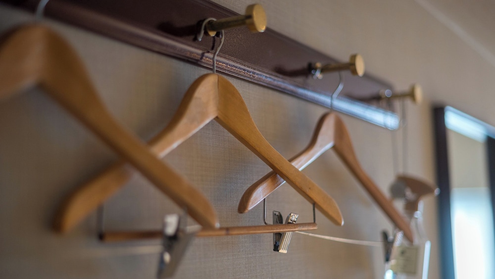 ツインルーム シングルベッド 2 台 喫煙可 客室の設備とサービス8 | ホテルグローバルビュー津