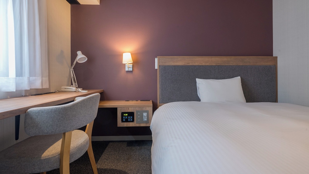 ダブルルーム クイーンベッド 1 台 喫煙可 客室1 | ホテルグローバルビュー津